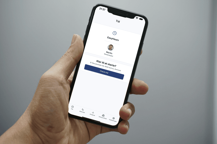Person der bruger mobilapp til tidsregistrering