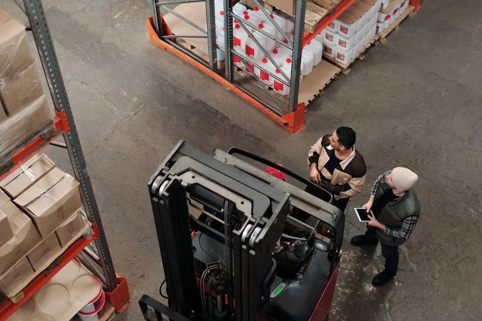 Lagerteam registrerer tid under logistikarbejde